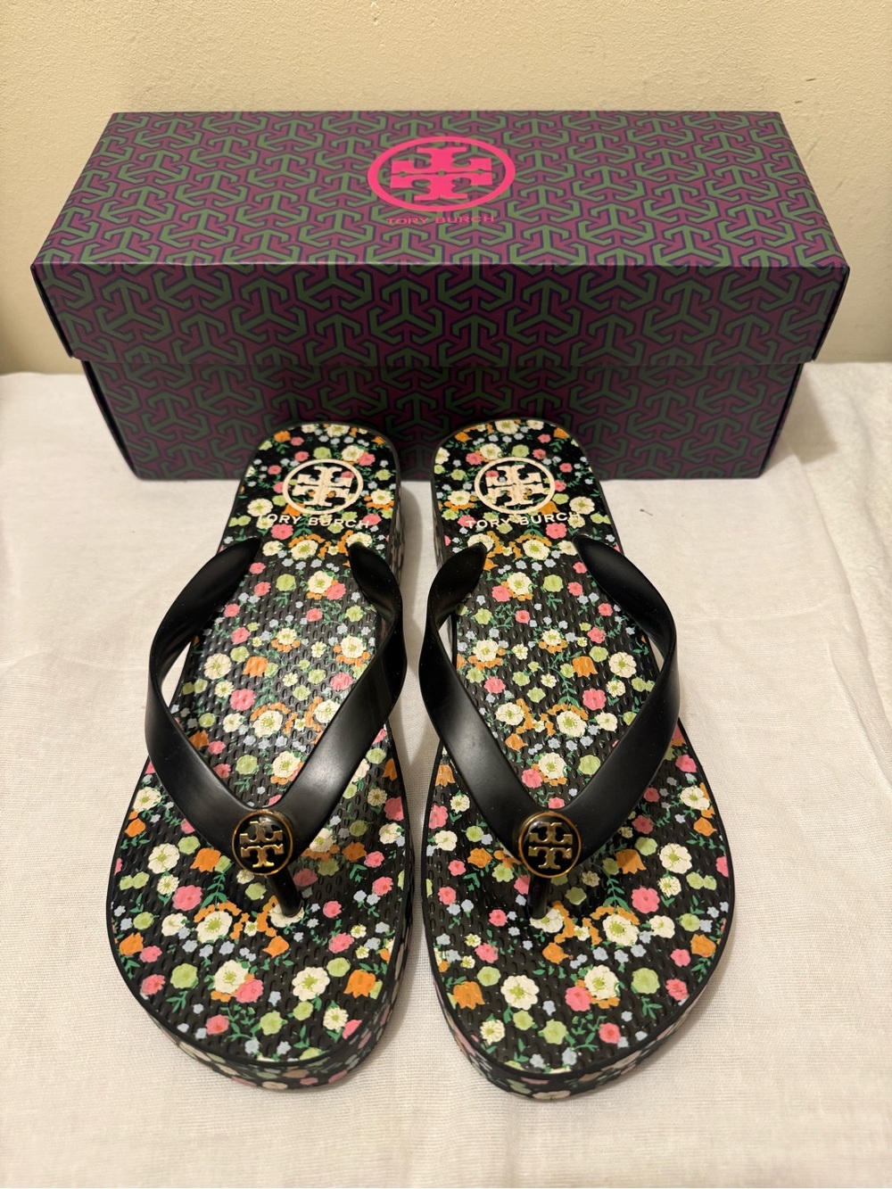 NIB Tory Burch Thin Wedge Flip-Flops Black Floral